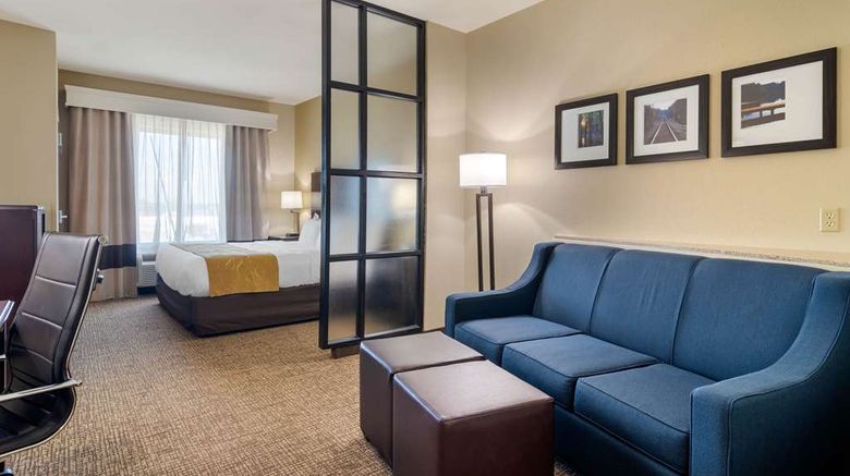<b>Comfort Suites Suite</b>. Images powered by <a href="https://iceportal.shijigroup.com/" title="IcePortal" target="_blank">IcePortal</a>.