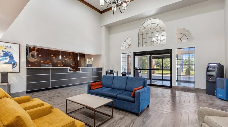 Comfort Inn & Suites Lobby