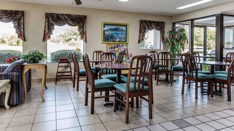 <b>Quality Inn & Suites Lobby</b>. Images powered by <a href="https://iceportal.shijigroup.com/" title="IcePortal" target="_blank">IcePortal</a>.