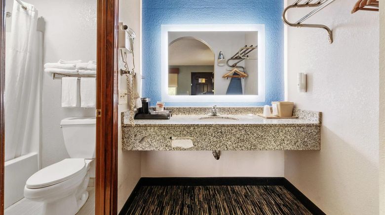 <b>Quality Inn Room</b>. Images powered by <a href="https://iceportal.shijigroup.com/" title="IcePortal" target="_blank">IcePortal</a>.