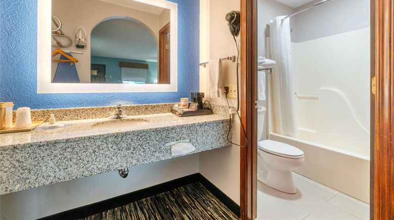 <b>Quality Inn Room</b>. Images powered by <a href="https://iceportal.shijigroup.com/" title="IcePortal" target="_blank">IcePortal</a>.
