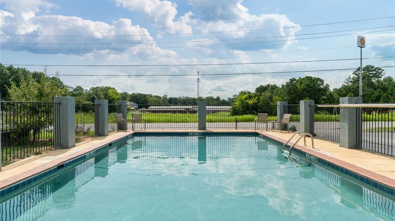 <b>Quality Inn Pool</b>. Images powered by <a href="https://iceportal.shijigroup.com/" title="IcePortal" target="_blank">IcePortal</a>.