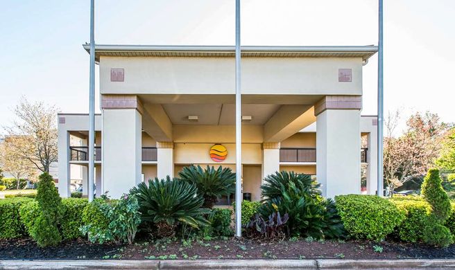 Clarion Pointe Exterior
