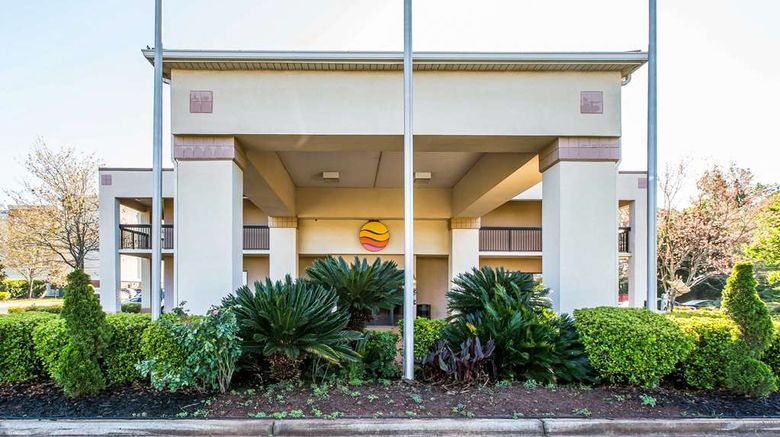 Clarion Pointe Exterior. Images powered by <a href="https://iceportal.shijigroup.com" target="_blank" rel="noopener">Ice Portal</a>.