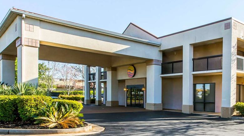 <b>Clarion Pointe Exterior</b>. Images powered by <a href="https://iceportal.shijigroup.com/" title="IcePortal" target="_blank">IcePortal</a>.