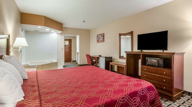 Econo Lodge Inn & Stes Room