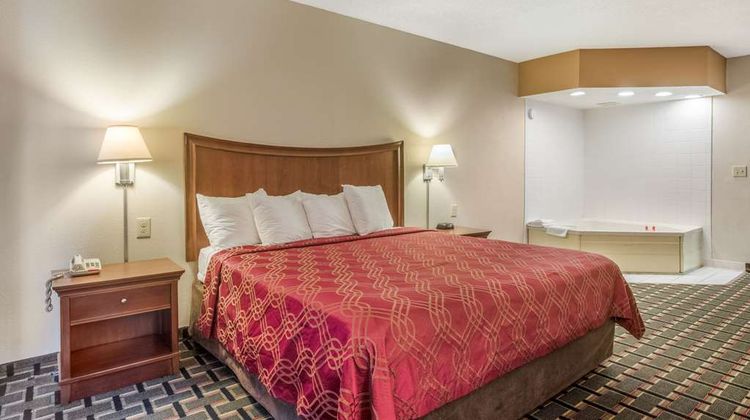 Econo Lodge Inn & Stes Room