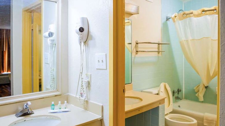 <b>Quality Inn Richmond Hill Room</b>. Images powered by <a href="https://iceportal.shijigroup.com/" title="IcePortal" target="_blank">IcePortal</a>.