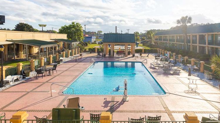 Quality Inn Richmond Hill Pool