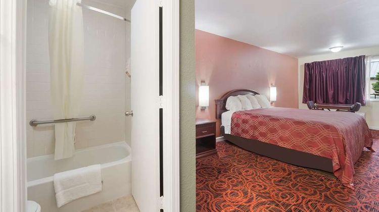 Econo Lodge Thomaston Suite