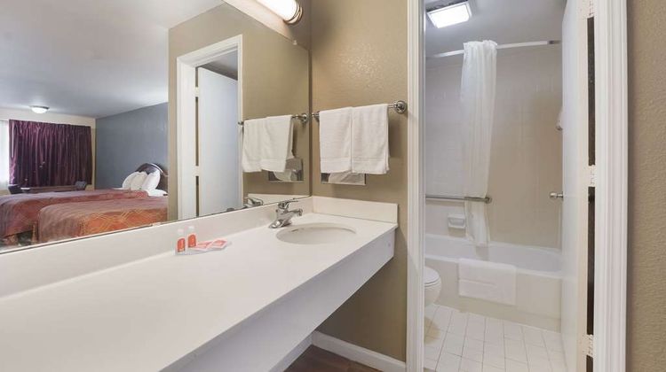 Econo Lodge Thomaston Room