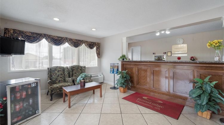 Econo Lodge Thomaston Lobby