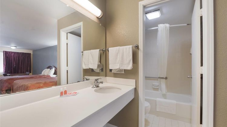 Econo Lodge Thomaston Room