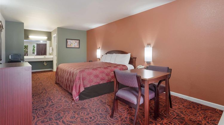 Econo Lodge Thomaston Suite