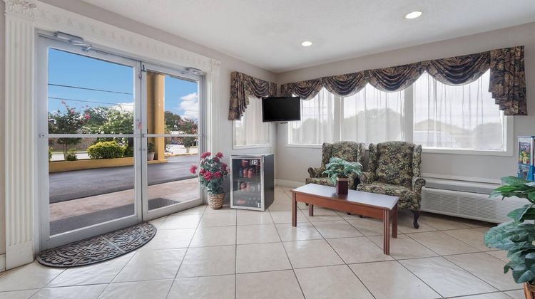 Econo Lodge Thomaston Lobby