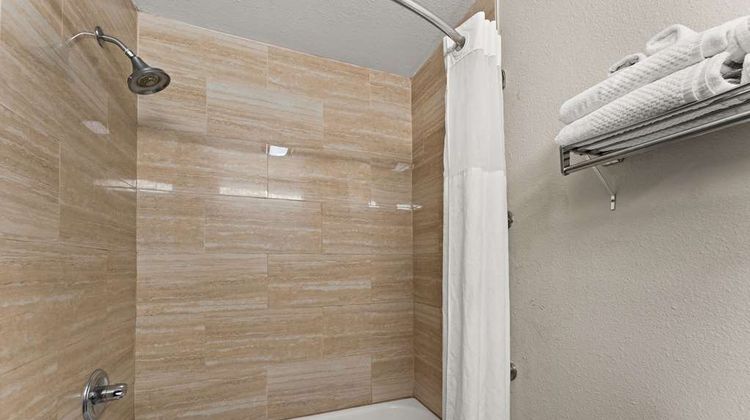 Quality Inn Sandersville Room