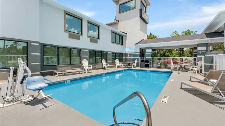 Quality Inn Sandersville Pool