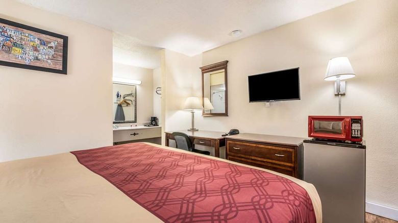 <b>Econo Lodge Inn and Suites Macon West Suite</b>. Images powered by <a href="https://iceportal.shijigroup.com/" title="IcePortal" target="_blank">IcePortal</a>.
