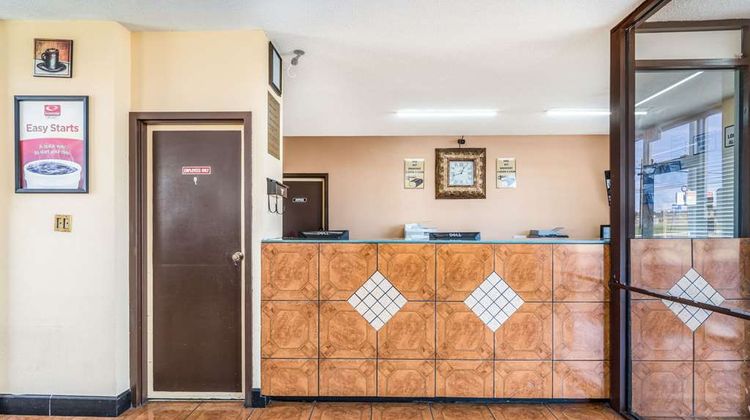 Econo Lodge Inn and Suites Macon West Lobby