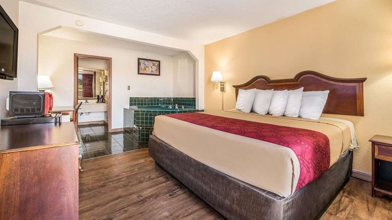 <b>Econo Lodge Inn and Suites Macon West Suite</b>. Images powered by <a href="https://iceportal.shijigroup.com/" title="IcePortal" target="_blank">IcePortal</a>.