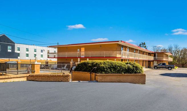 Econo Lodge Inn and Suites Macon West Exterior