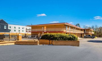 Econo Lodge Inn and Suites Macon West