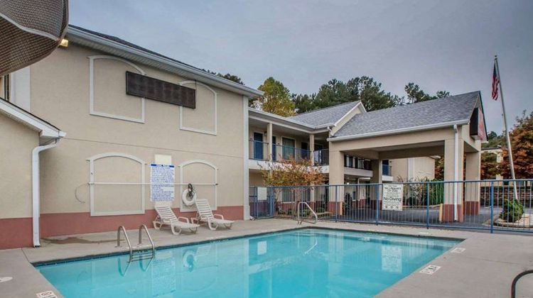 Econo Lodge Villa Rica Pool