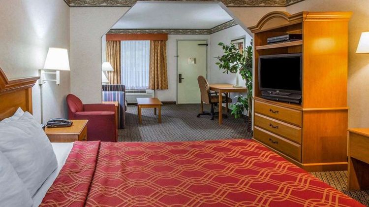 Econo Lodge Villa Rica Suite