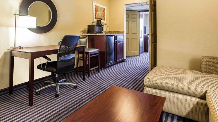 Comfort Inn & Suites Ballpark Area Suite