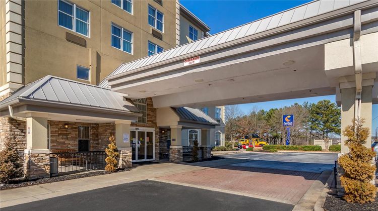 Comfort Inn & Suites Six Flags Exterior