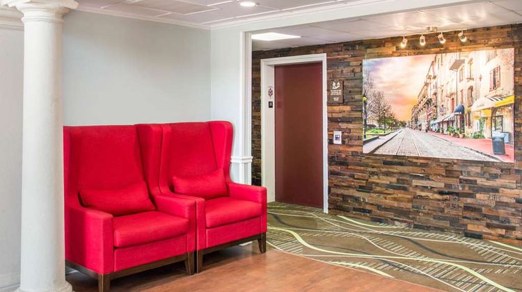 Quality Inn Pooler Lobby