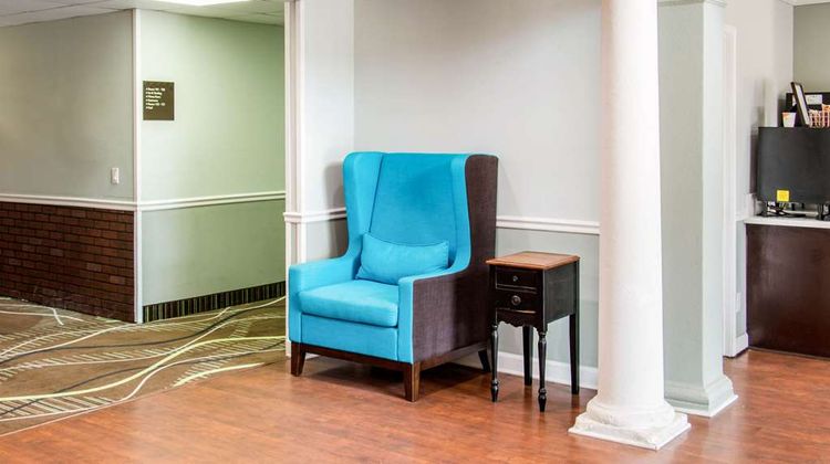 Quality Inn Pooler Lobby