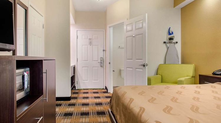 Quality Inn Pooler Room