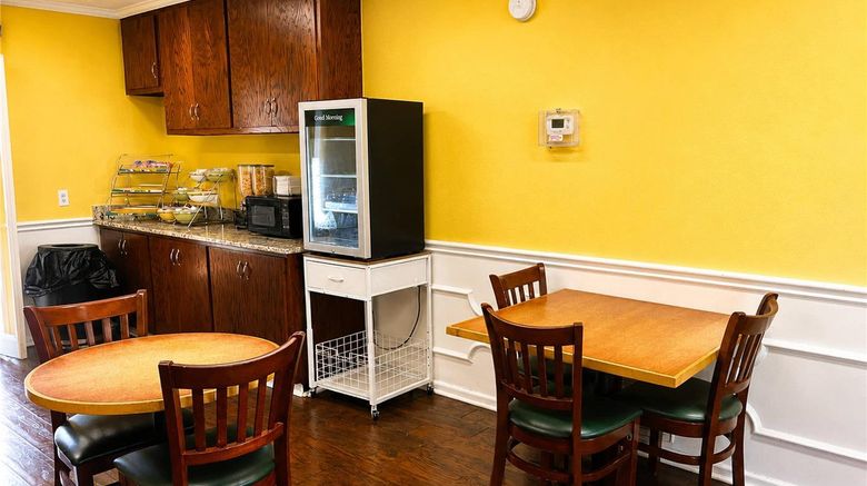 <b>Quality Inn Bainbridge Restaurant</b>. Images powered by <a href="https://iceportal.shijigroup.com/" title="IcePortal" target="_blank">IcePortal</a>.