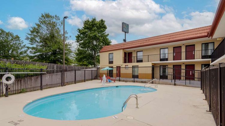 Quality Inn Acworth Pool