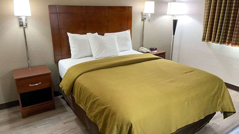 <b>Econo Lodge Room</b>. Images powered by <a href="https://iceportal.shijigroup.com/" title="IcePortal" target="_blank">IcePortal</a>.