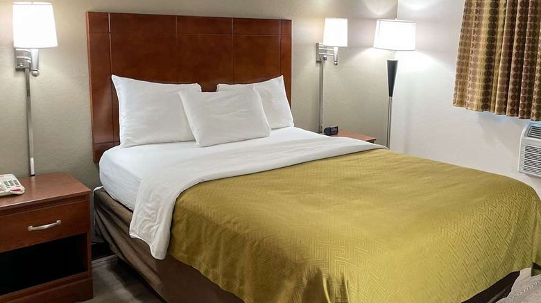 <b>Econo Lodge Room</b>. Images powered by <a href="https://iceportal.shijigroup.com/" title="IcePortal" target="_blank">IcePortal</a>.