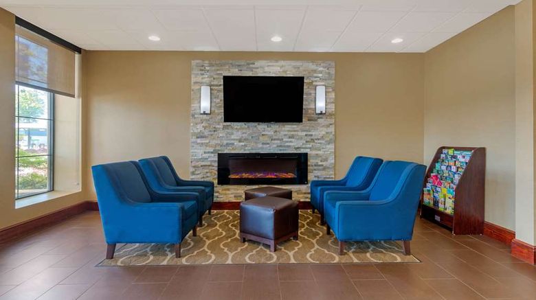 <b>Comfort Inn & Suites Lobby</b>. Images powered by <a href="https://iceportal.shijigroup.com/" title="IcePortal" target="_blank">IcePortal</a>.
