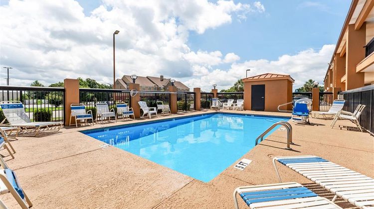 Quality Inn Warner Robbins Pool
