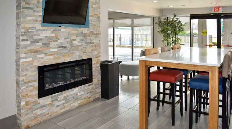 Quality Inn Calhoun Lobby