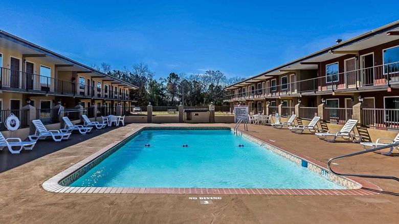 <b>Econo Lodge Lavonia Pool</b>. Images powered by <a href="https://iceportal.shijigroup.com/" title="IcePortal" target="_blank">IcePortal</a>.