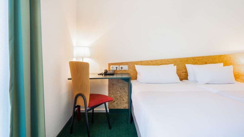 <b>Quality Hotel Room</b>. Images powered by <a href="https://iceportal.shijigroup.com/" title="IcePortal" target="_blank">IcePortal</a>.