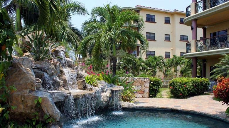 <b>Clarion Suites Roatan at Pineapple Villa Pool</b>. Images powered by <a href="https://iceportal.shijigroup.com/" title="IcePortal" target="_blank">IcePortal</a>.
