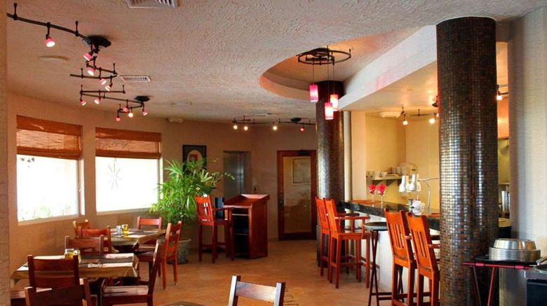 <b>Clarion Suites Roatan at Pineapple Villa Restaurant</b>. Images powered by <a href="https://iceportal.shijigroup.com/" title="IcePortal" target="_blank">IcePortal</a>.