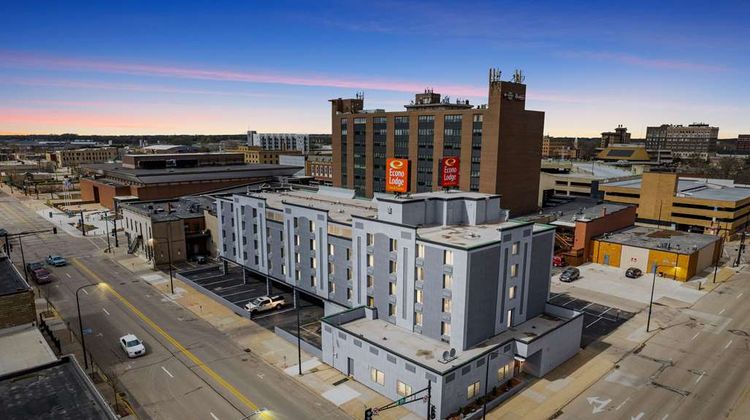 Econo Lodge Inn & Suite Waterloo Exterior