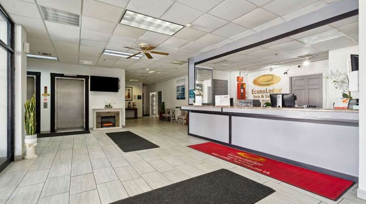 Econo Lodge Inn & Suite Waterloo Lobby