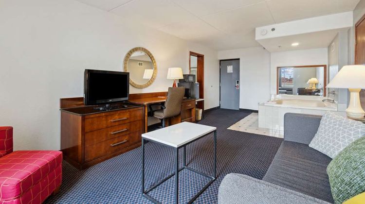 Econo Lodge Inn & Suite Waterloo Suite