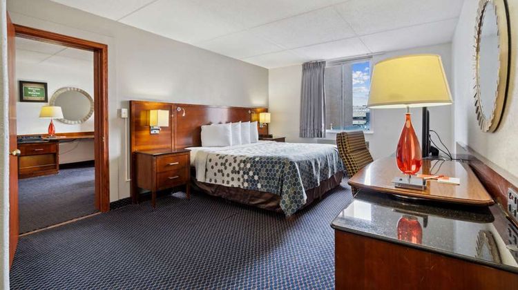 Econo Lodge Inn & Suite Waterloo Suite