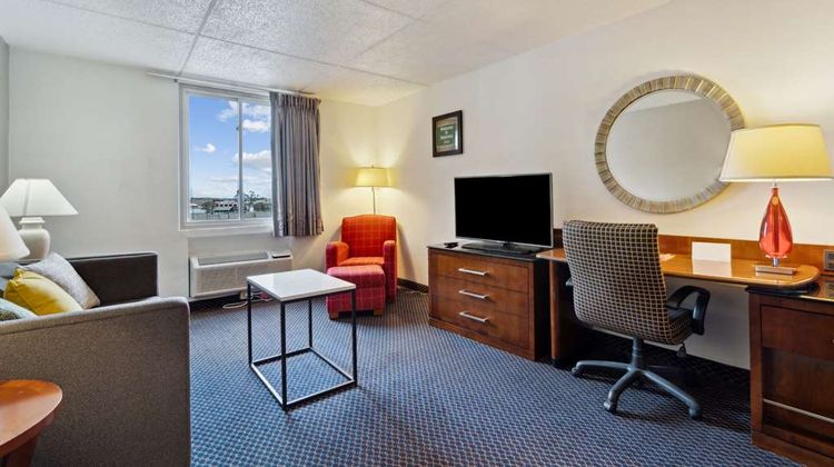 Econo Lodge Inn & Suite Waterloo Suite