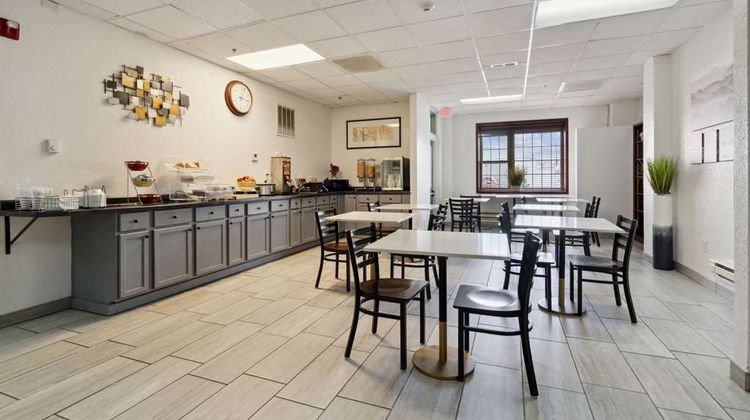 Econo Lodge Inn & Suite Waterloo Restaurant